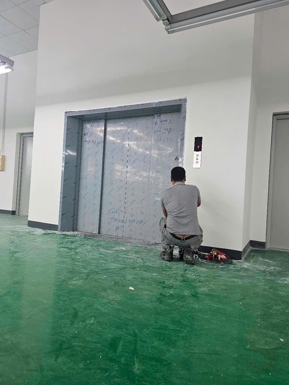 Hoàn thiên cửa thang máy